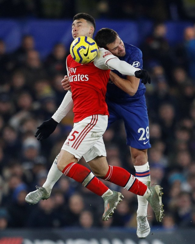 Pemain Chelsea dan Arsenal berduel. Foto: REUTERS/Peter Nicholls