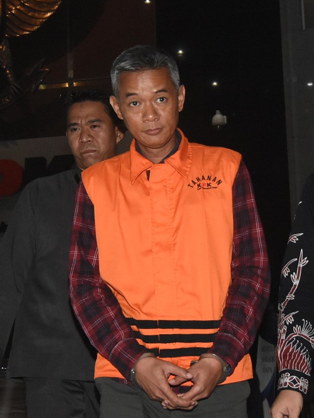 Mantan Komisioner KPU Wahyu Setiawan (kanan) meninggalkan Gedung KPK usai menjalani pemeriksaan di Jakarta, Selasa (21/1/2020). Foto: ANTARA FOTO/Indrianto Eko Suwarso