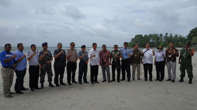 Plt. Gubernur Kepri bersama FKPD saat mengecek limbah hitam. Foto: Ismail/kepirpedia.com