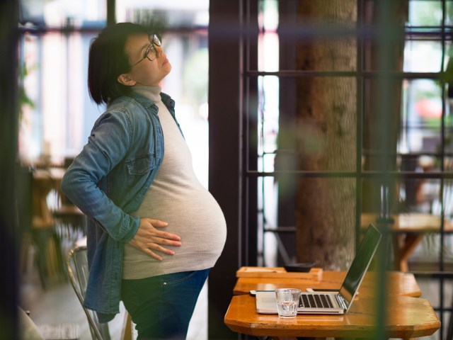 Ilustrasi ibu hamil bekerja. Foto: Shutter Stock