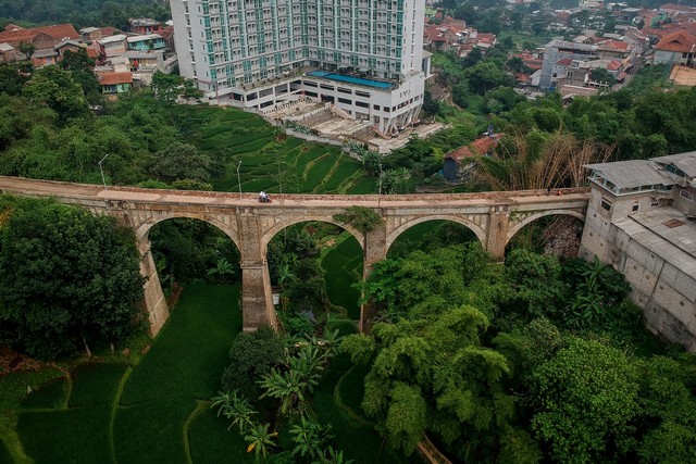 Foto udara Jembatan Cincin yang merupakan jembatan kereta api peninggalan Belanda di Cikuda, Jatinangor, Kabupaten Sumedang, Jawa Barat, Selasa (21/1 Foto: ANTARA FOTO/Raisan Al Farisi
