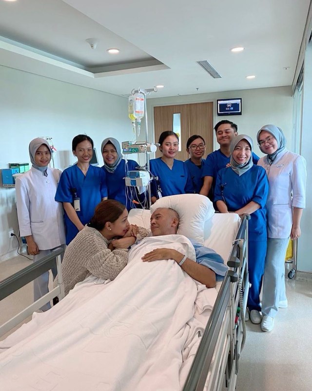 Soraya Haque bersama suaminya, Ekki Soekarno, yang tengah menjalani perawatan di rumah sakit. Foto: Instagram/@sorayahaque