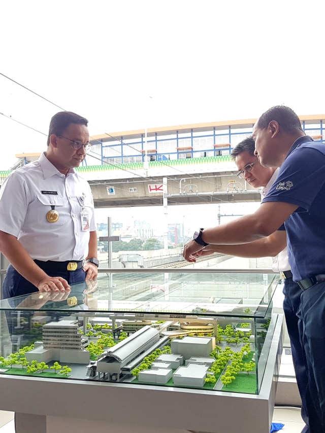 Gubernur DKI Jakarta Anies Baswedan (kiri) melihat miniatur pencanangan pembangunan integrasi antara TransJakarta dan MRT. Foto: Efira Tamara/kumparan