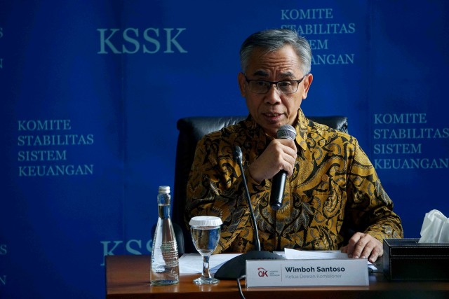 Ketua Dewan Komisioner OJK Wimbo Santoso saat Konferensi Pers Komite Stabilitas Sistem Keuangan (KSSK). 
 Foto: Irfan Adi Saputra/kumparan