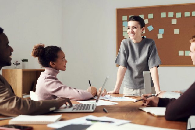 Keuntungan dari penerapan sistem empat hari kerja; karyawan mampu menjadi lebih produktif, lho! | Photo by Pexels/fauxels