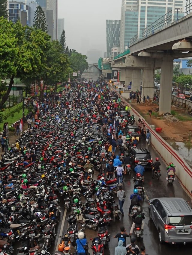 Kemacetan akibat aksi massa Priok mendemo Yasonna di Rasuna Said, Jakarta Selatan, Rabu (22/1). Foto: Helmi Afandi Abdullah/kumparan