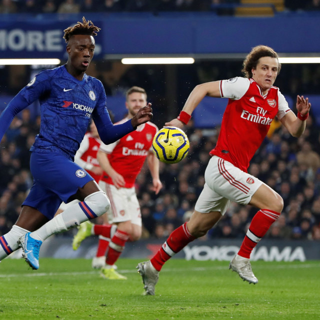 Saat David Luiz membayang-bayangi Tammy Abraham. Foto: REUTERS/Peter Nicholls