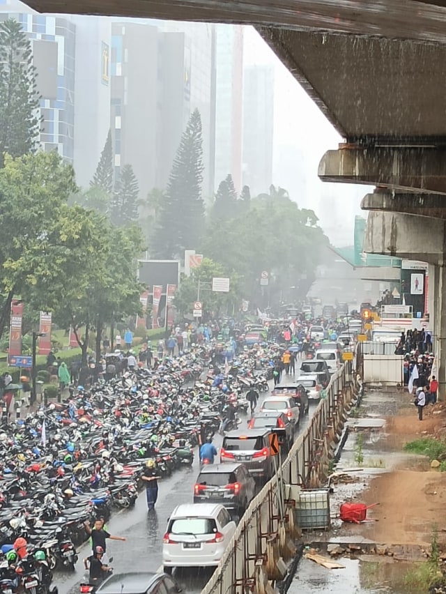 Kendaraan yang diparkir saat aksi massa Priok di Rasuna Said, Jakarta Selatan, Rabu (22/1). Foto: Helmi Afandi Abdullah/kumparan