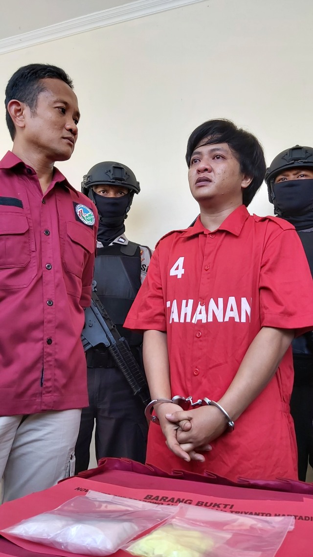 Tersangka kasus pengedar sabu di Semarang, dihadirkan saat rilis di Mapolrestabes Semarang, Rabu (22/1/2020) Foto: Afiati Tsalitsati/kumparan