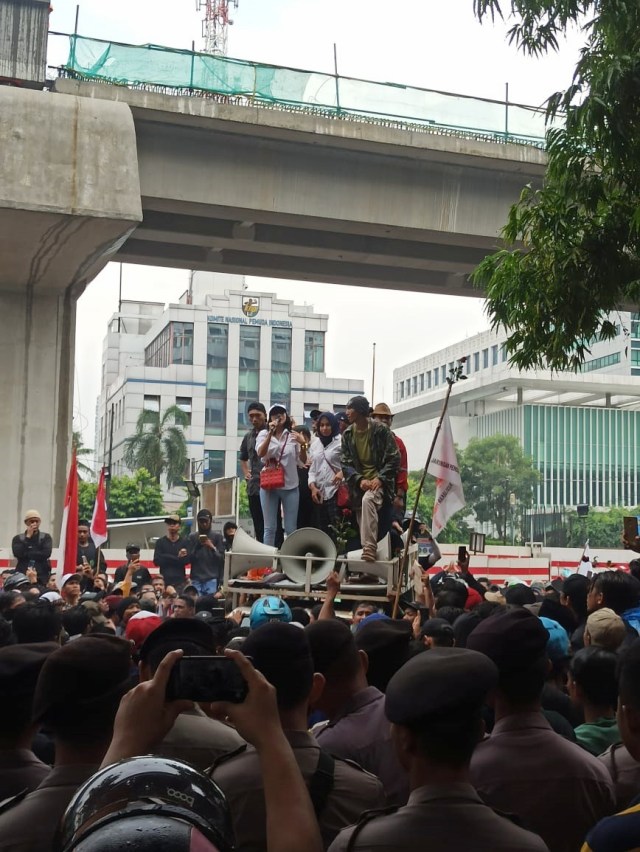 Kendaraan orasi aksi massa Priok di Rasuna Said, Jakarta Selatan, Rabu (22/1). Foto: Helmi Afandi Abdullah/kumparan
