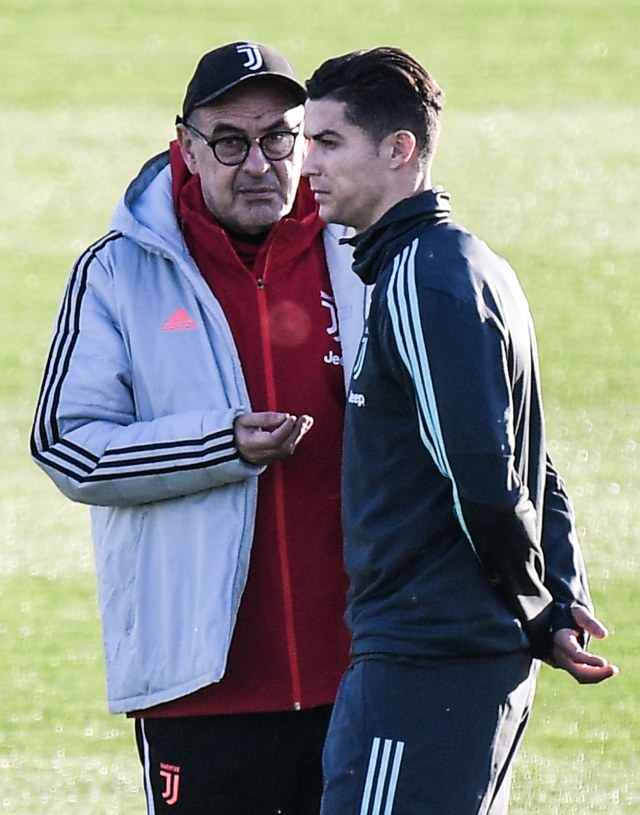 Maurizio Sarri dan Cristiano Ronaldo di sebuah sesi latihan Juventus. Foto: AFP/Marco Bertorello