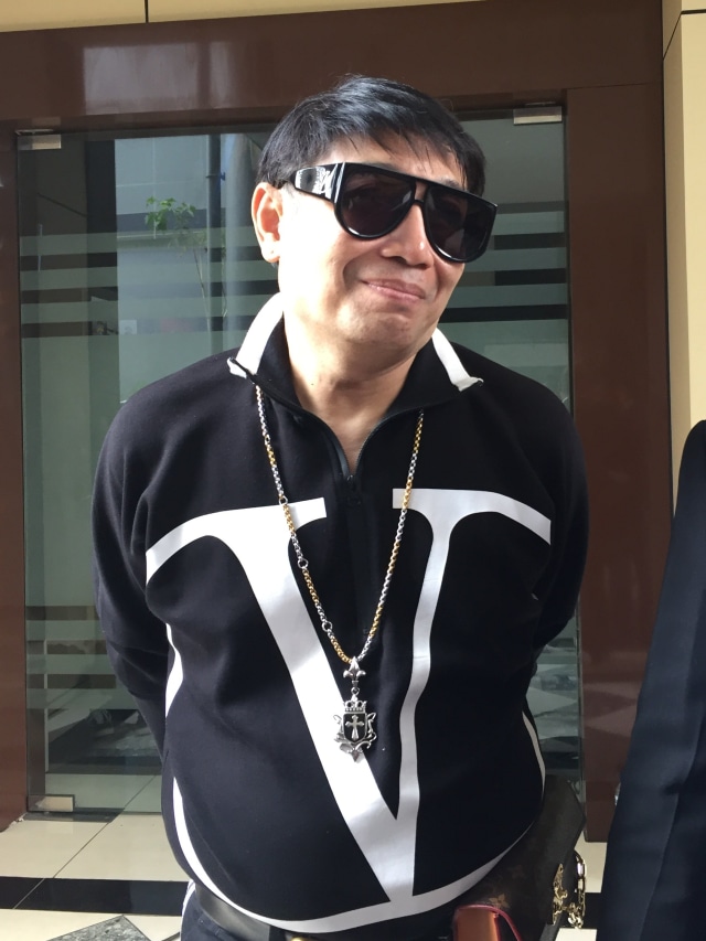 Desainer Adjie Notonegoro usai diperiksa soal MeMiles di Polda Jatim. Foto: Yuana Fatwalloh/kumparan 