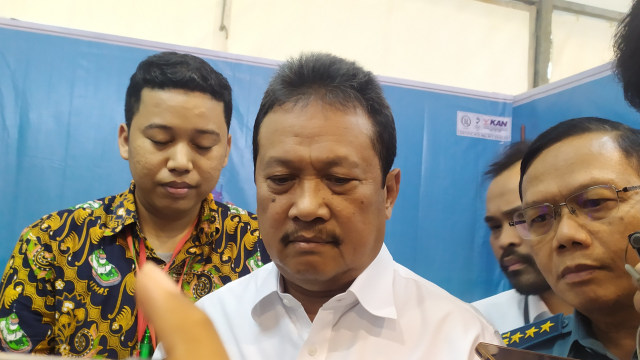 Wamenhan Sakti Wahyu Trenggono (tengah) meninjau pameran alutsista di Kementerian Pertahanan, Rabu (22/1). Foto: Maulana Ramadhan/kumparan 