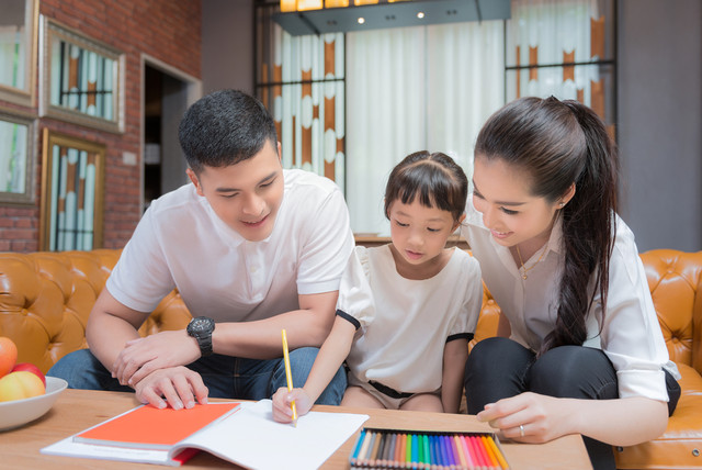 com-Ilustrasi orang tua sedang membantu anak mengerjakan tugas sekolah anaknya Foto: Shutterstock
