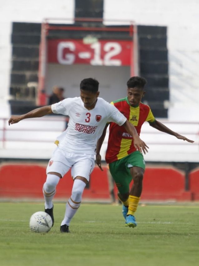 Pemain PSM Makassar Zulkifli Syukur (kiri) berebut bola dengan pemain Lalenok United di leg I babak play-off AFC Cup 2020 di Stadion Kapten I Wayan Dipta, Bali. Foto: Dok. Media PSM Makassar