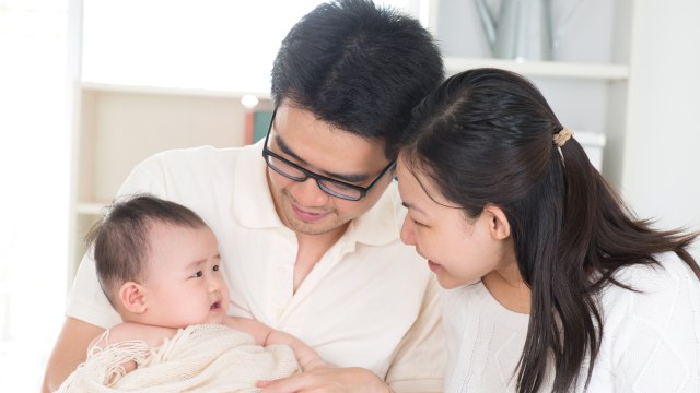 Ilustrasi orang tua mengajak bayi bicara atau mengobrol. Foto: Shutter Stock