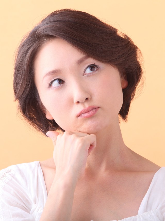 Ilustrasi ibu sedang berpikir. Foto: Shutter Stock