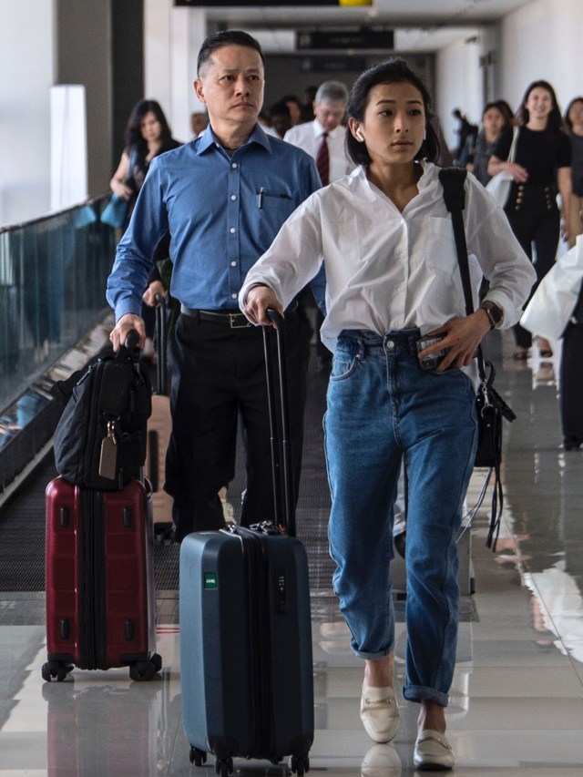 Penumpang tiba di bandara Juanda di Sidoarjo di pinggiran Surabaya, Rabu (22/1). Foto: Juni Kriswanto / AFP
