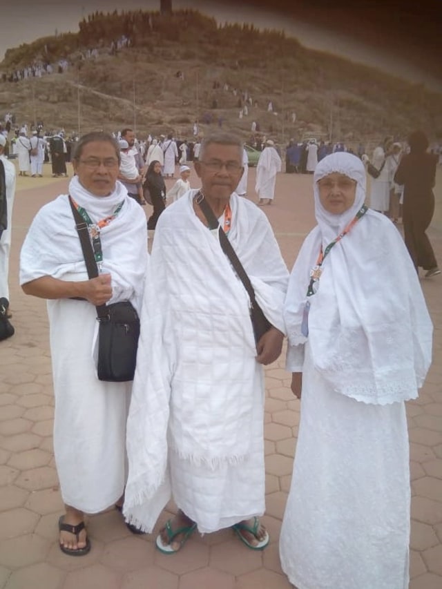 Guru sekolah yang diumrahkan warga Tanjung Priok.  Foto: Dok. Yuszak