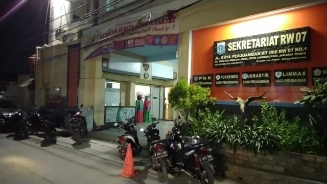 Sekretariat RW 07 tempat warga Kampung Tanah Merah. Foto: Fachrul Irwinsyah/kumparan
