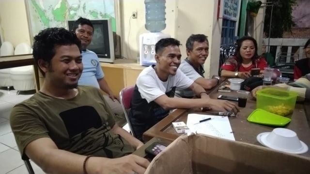 Mohamad Huda (kiri) dan Herman IM (tiga kiri) di Sekretariat RW 07. Foto: Fachrul Irwinsyah/kumparan