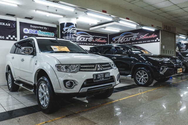 Mitsubishi Pajero Sport dan Toyota Fortuner bekas Foto: Aditya Pratama Niagara/kumparan
