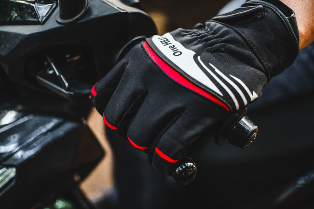 Ilustrasi menekan tuas rem belakang motor. Foto: istimewa