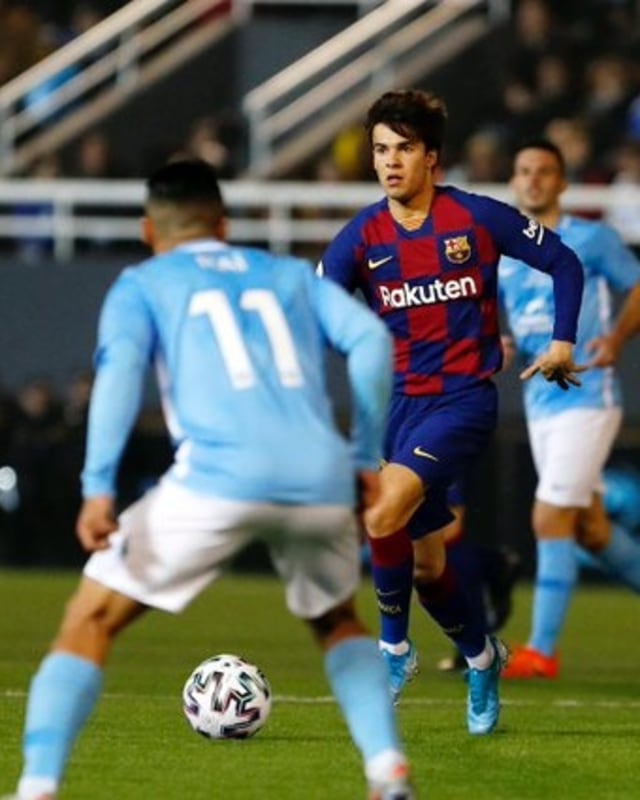 Pemain Barcelona sedang membawa bola di tengah kerumunan pemain Ibiza. Foto: Dok. Media Barcelona