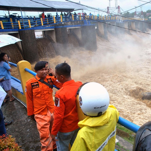 Petugas BPBD Kota Bogor memantau tinggi muka air sungai Ciliwung di Bendung Katulampa, Kota Bogor, Jawa Barat, Rabu (1/1/2020). Foto: ANTARA FOTO/Arif Firmansyah