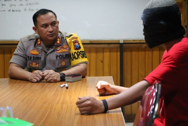 Kapolres Malang AKBP Yade Ujung saat mengintrogasi ZA. Foto dokumen. 