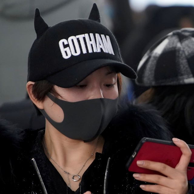Penumpang kereta api memakai masker di stasiun kereta api Shanghai di Shanghai, China, Rabu (22/1). Foto: REUTERS/Aly Song