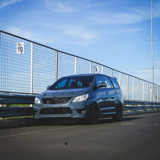 Toyota Innova bermesin 2JZ Foto: Muhammad Ikbal/kumparan