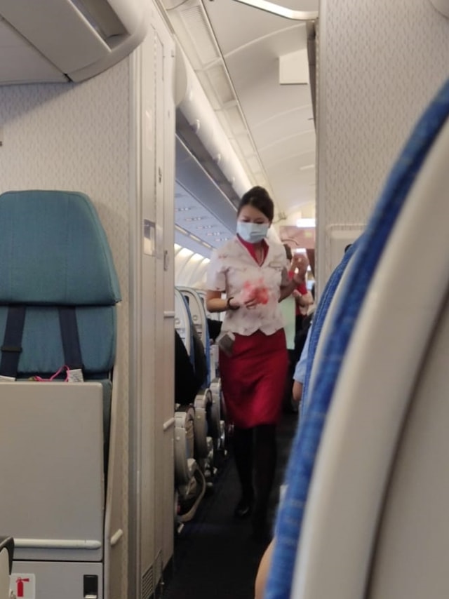 Awak kabin Cathay Pacific menggunakan masker saat melayani penerbangan Jakarta-Hong Kong dari Bandara Internasional Soekarno Hatta, Kamis (23/1). Foto: Aria Sankhyaadi/kumparan