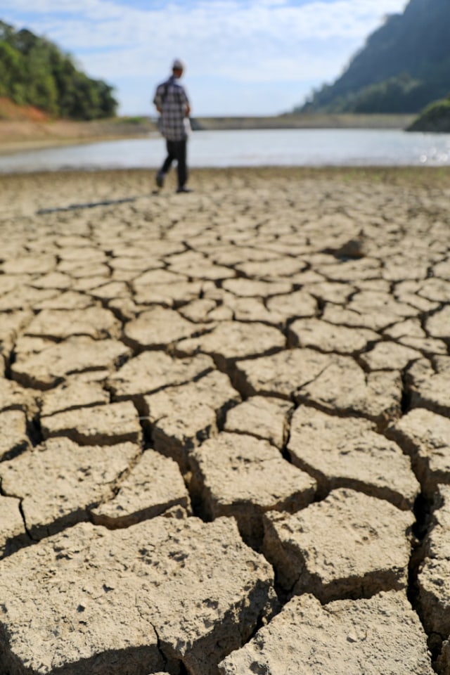 Embung di kawasan Peukan Bada, Aceh Besar yang kering. Foto: Suparta/acehkini