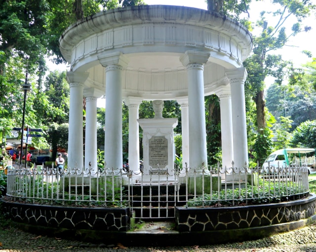 Monumen peringatan Olivia Mariamne, istri pertama Raffles, di Kebun Raya Bogor  Foto: Helinsa Rasputri/kumparan