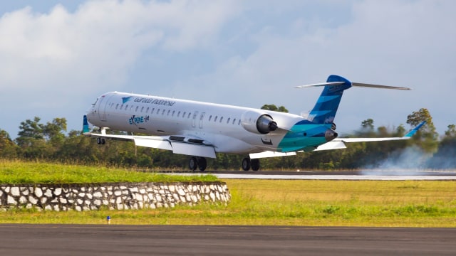 Pesawat Garuda Bombardier CRJ 1000 NG. Foto: Shutter Stock