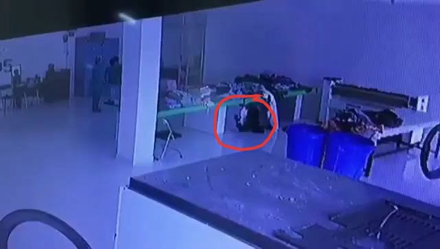 Korban dilingkari merah terjatuh ke bawah meja. (Foto: IST)