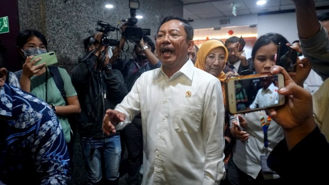 Menteri Kesehatan dokter Terawan menanggapi pertanyaan wartawan saat inspeksi ke Gedung BRI 2 setelah muncul dugaan adanya virus corona. Foto: Irfan Adi Saputra/kumparan