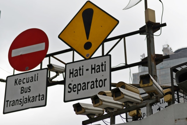 Kamera pengawas atau 'closed circuit television' (CCTV) terpasang di Jalan MH Thamrin, Jakarta, Kamis (23/1/2020). Foto: ANTARA FOTO/Aditya Pradana Putra