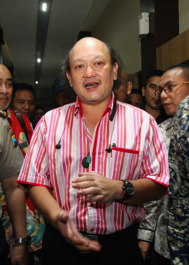 Ari Haryo Wibowo Harjojudanto atau Ari Sigit (tengah) berjalan di gedung Ditreskrimsus Polda Jawa Timur. Foto: ANTARA FOTO/Didik Suhartono