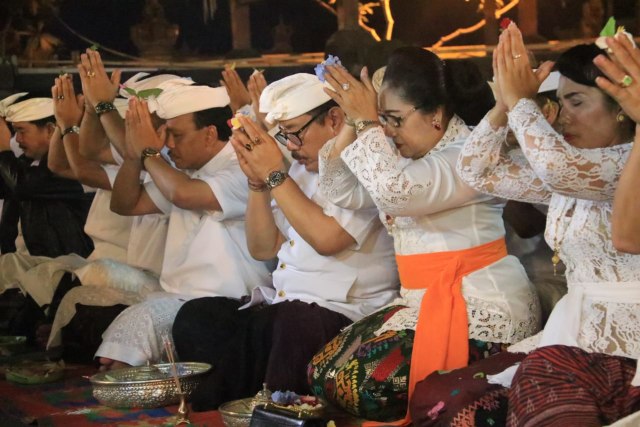 Cok Ace (3 dari kanan) saat mengikuti persembahyangan - RLS