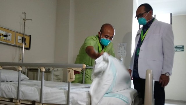 Ketua Tim Penyakit Infeksi Emerging RSUP dr Kariadi, dr Muchlis Achsan Udji meninjau ruang perawatan RSUP Kariadi Semarang. Foto: Afiati Tsalitsati/kumparan