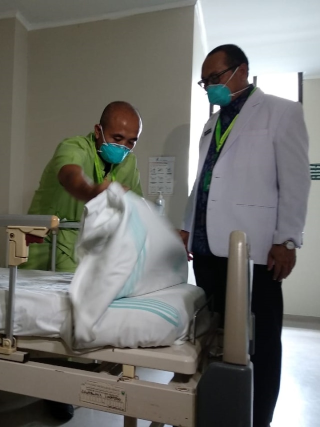 Ketua Tim Penyakit Infeksi Emerging RSUP dr Kariadi, dr Muchlis Achsan Udji meninjau ruang perawatan RSUP Kariadi Semarang. Foto: Afiati Tsalitsati/kumparan 