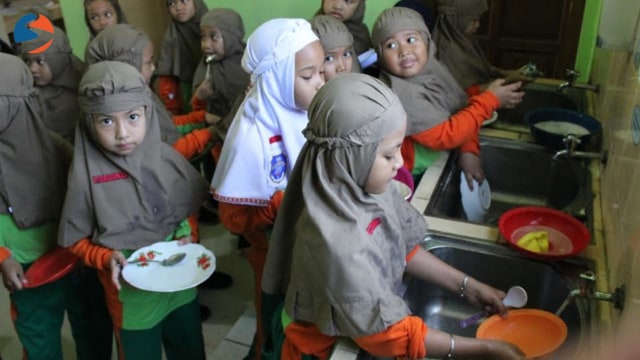 Para siswi mengantri untuk mencuci piringnya sendiri usai digunakan untuk makan. (Fernando Fitusia) 