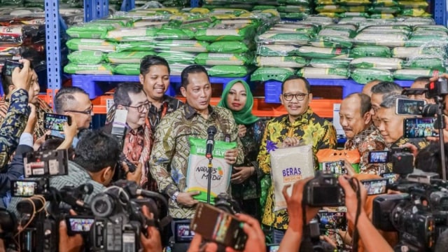 Direktur Utama Perum Bulog, Budi Waseso menghadiri peluncuran penjualan produk via platform PanganDotCom di Shopee.  Foto: Dok. Bulog