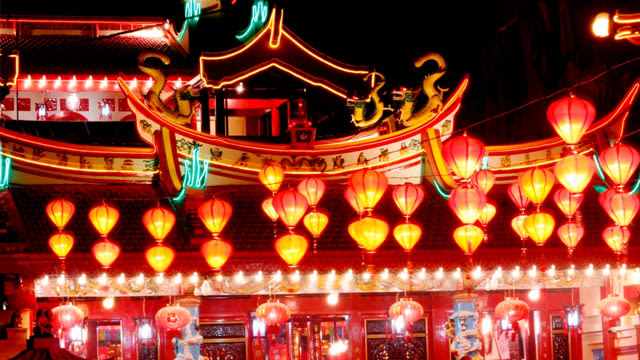 Lampion yang menghiasi Klenteng Ban Hin Kiong di Kota Manado, Sulawesi Utara