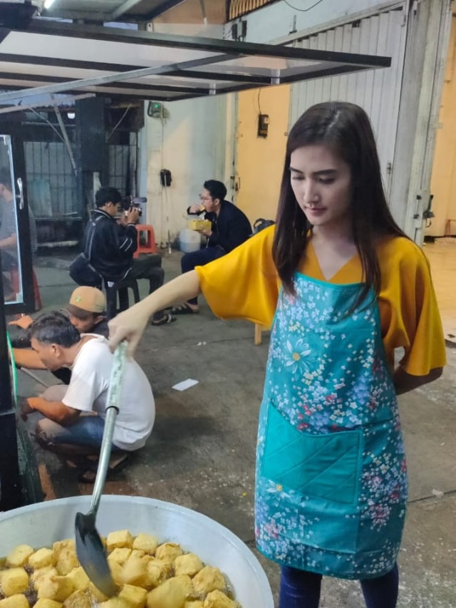 Amanda, penjual tahu goreng yang viral di social media.  Foto: Abyan Faisal Putratama/kumparan 