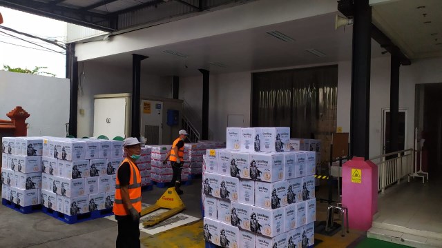 Pengepakan mikol di pabrik mikol do Tabanan, Bali - ACH