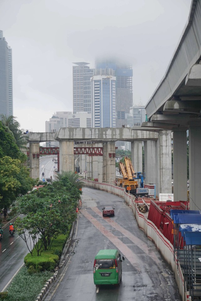 Suasana lengang di kawasan Kuningan, Jakarta saat libur Imlek, Sabtu (25/1). Foto: Irfan Adi Saputra/kumparan
