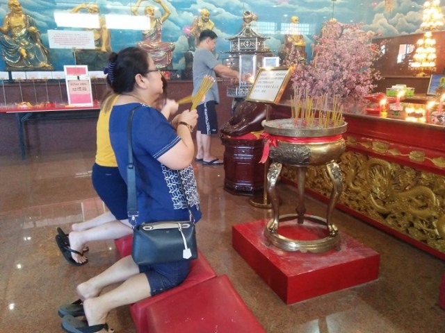 Warga Tionghoa di Makassar berdoa di Klenteng Xian Ma (Makassar Indeks/Qis).